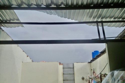 Mưa dông làm tốc mái hàng trăm căn nhà ở miền Tây