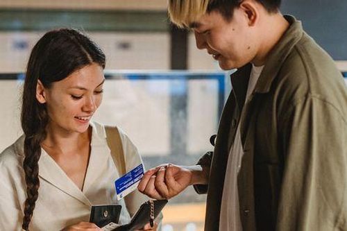 Chồng không chịu đưa tiền cho vợ giữ nhưng khi mẹ chồng vừa tiết lộ một bí mật liền vội giao thẻ lương