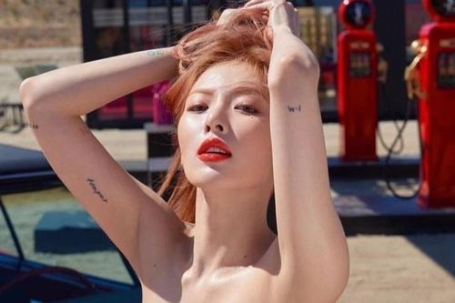 Mốt váy ngắn, quần không đáy khiến nữ ca sĩ bị chỉ trích