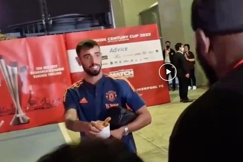 Bruno Fernandes tặng gà rán cho cổ động viên Thái Lan