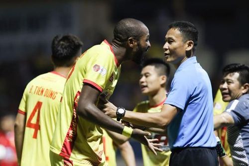 Trọng tài liên tiếp mắc sai sót, V-League vẫn mòn mỏi chờ VAR