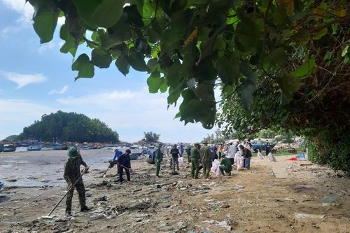 Quảng Ngãi: Ra quân thu gom, xử lý hơn 6 tấn rác ở bờ biển