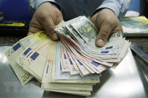 Đồng euro tiếp tục giảm gần về mức ngang giá với USD