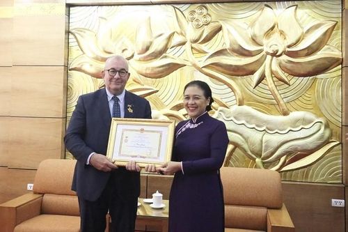Trao tặng Kỷ niệm chương cho Đại sứ Bỉ tại Việt Nam Paul Jansen