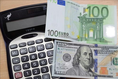 Lần đầu trong 20 năm, đồng USD mạnh hơn euro trên sàn giao dịch ở Nga