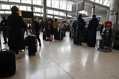 Quá tải hành khách, sân bay Heathrow của Anh yêu cầu ngừng bán vé đến hết hè