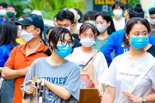 Hơn 3.000 thí sinh vác bảng vẽ to bằng người đi thi môn năng khiếu