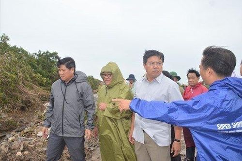 Bí thư Tỉnh ủy Cà Mau kiểm tra tình hình sạt lở tuyến đê biển Tây