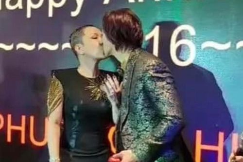 Kỉ niệm 16 năm ngày cưới, ông xã quỳ gối cầu hôn Việt Hương, còn 'khóa môi' ngọt ngào