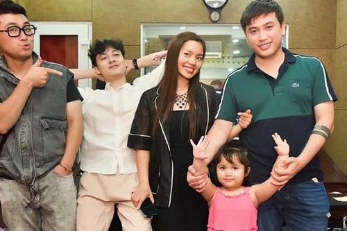 Con gái Nguyễn Ngọc Anh theo chân bố mẹ đi thu âm ca khúc mới