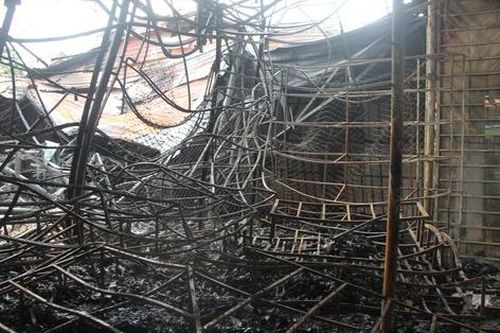 Hiện trường chợ Đọ sau vụ cháy: Hàng chục ki-ốt đã hóa thành tro