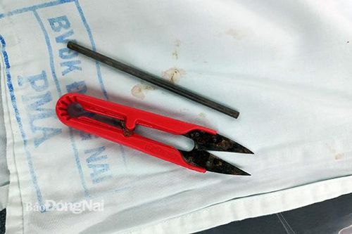 Gắp kéo cắt chỉ sắc nhọn và thanh sắt trong bụng bệnh nhân