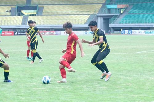 U.19 thôi mà, có cần cay cú đến vậy?