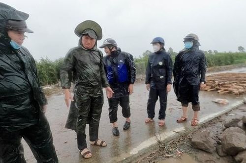 Mưa lớn, giông lốc khiến nhiều nhà dân ở châu thổ Cửu Long bị sập, tốc mái