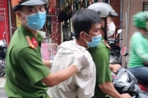 Nữ du khách cảm kích khi nhận lại tài sản từ Công an phường