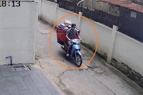 Bắt đối tượng 'đá nóng' xe máy cùng hàng hóa của người giao hàng