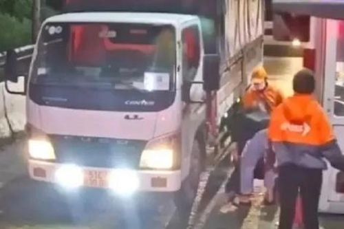 Nhân viên trạm thu phí kịp thời cứu tài xế đột quỵ
