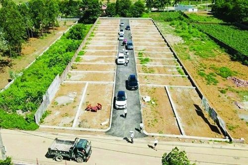 Mắc kẹt sau cơn sốt đất điên cuồng, nhà đầu tư bán nhà, ở trọ, còng lưng trả nợ