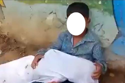 Bi kịch phía sau hình ảnh cậu bé ôm thi thể em trai khiến dân mạng dậy sóng