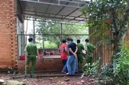 Đến nhà tìm em trai thì phát hiện người yêu của em nằm chết trước sân