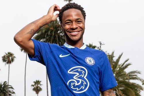 Sterling chính thức trở thành 'bom tấn' đầu tiên của Chelsea