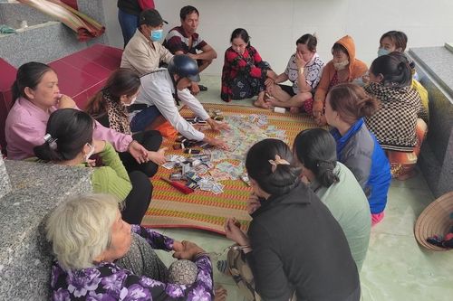14 phụ nữ đánh bạc trong khu nhà mồ