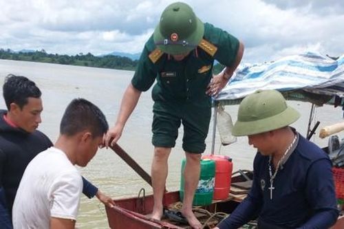 Nghệ An: Đánh cá trên sông, phát hiện quả bom 225kg