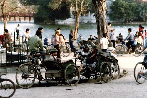 Lặng ngắm vẻ đẹp mộc của hồ Hoàn Kiếm năm 1990 (1)