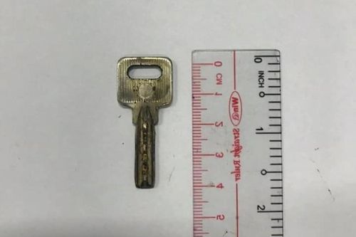 Bị la bất ngờ, cậu bé 2 tuổi giật mình nuốt luôn chìa khóa