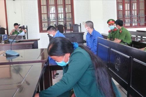 Vợ trẻ gục khóc tại tòa 'tiễn' chồng vào trại