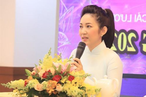 Nghệ sĩ ưu tú có nên đi thi hát khiến người mới 'áp lực'?