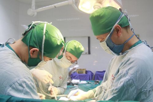 Cụ bà 73 tuổi cùng lúc mắc hai loại ung thư được phẫu thuật cấp cứu thành công
