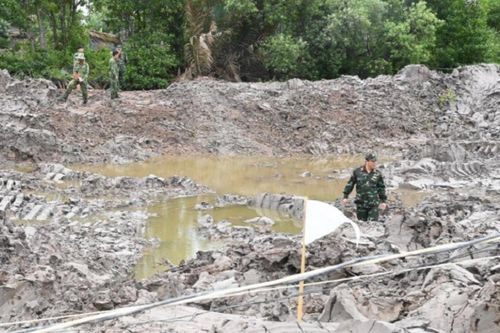 Cải tạo ao nuôi tôm, người dân không ngờ 'đụng trúng' xác máy bay