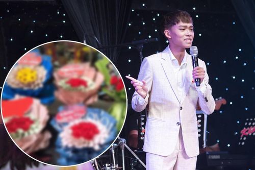 Hồ Văn Cường gây chú ý khi được khán giả tặng 'hoa tiền' xếp lớp khi đi diễn