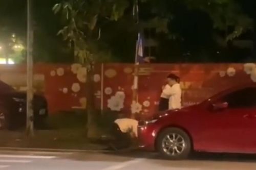 Bắt gặp bạn gái đang ôm nhân tình bên đường, anh chàng có hành động lạ khiến cô gái khóc nức nở