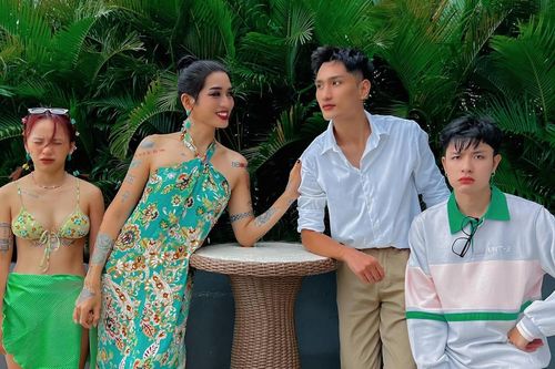 Ngọc Phước tỏ thái độ 'khó chịu ra mặt' khi bị BB Trần 'bắt ép' cosplay gia đình Hồ Ngọc Hà?