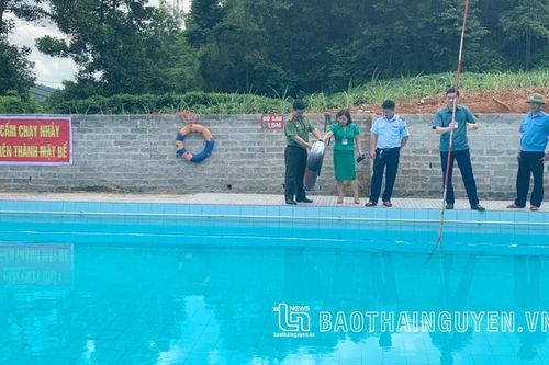 Cẩn trọng khi cho trẻ tắm bể bơi