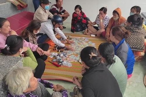 16 con bạc chui vào nhà mồ... sát phạt