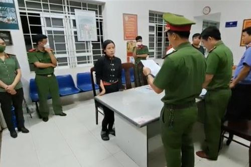 Người phụ nữ 'giằng co với cháu bé 11 tuổi' bị bắt vì tội lừa đảo
