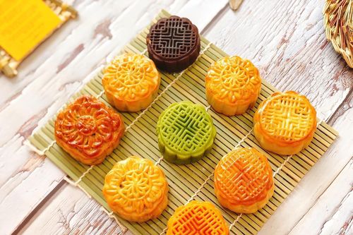 Chưa đến Rằm Tháng Tám, bánh trung thu đã ngập tràn chợ mạng