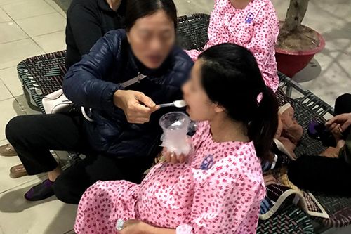 Cử chỉ gây chú ý của mẹ chồng khi đưa con dâu vào viện lúc con trai vắng nhà