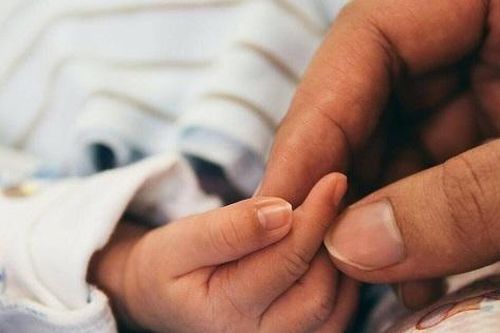 Em bé Ấn Độ sinh ra với 4 chân 4 tay, được gọi là 'điều kỳ diệu của tự nhiên'