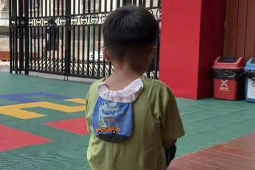 Xót xa bé 5 tuổi bị cả dòng họ bỏ rơi ở trường mầm non khi phát hiện không cùng máu mủ