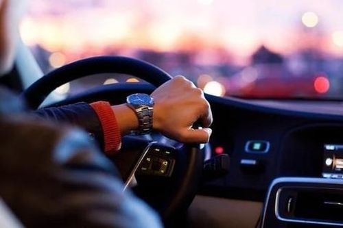 Phi xe đâm đổ hàng loạt rào chắn trên đường để kịp giờ về ly hôn
