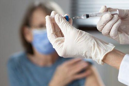 Pháp khuyến nghị tăng cường tiêm vaccine mũi 4 cho người dưới 60 tuổi có nguy cơ