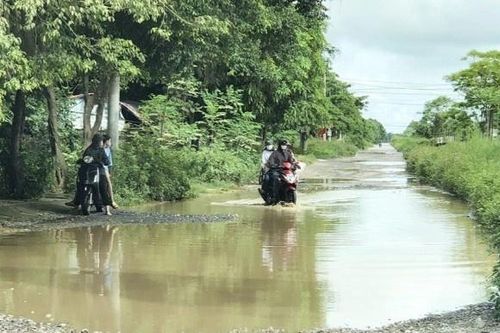 Người và phương tiện 'bơi' trên tuyến đường giữa trung tâm thị xã