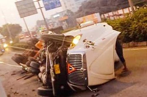 Va chạm ôtô khách, xe container lật giữa đường