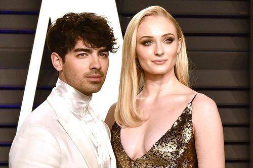 Vợ chồng Joe Jonas đón con thứ hai