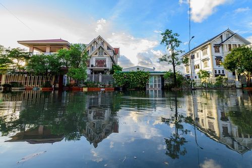 Hàng loạt biệt thự bị nước biển bao vây ở Hạ Long
