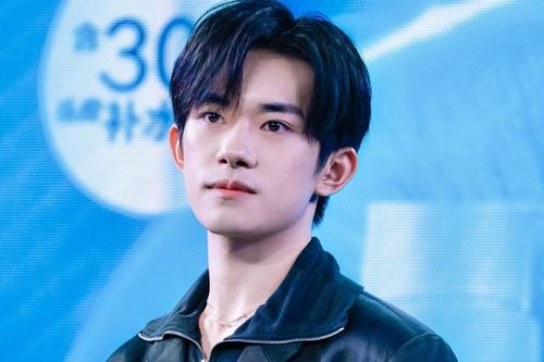 Dịch Dương Thiên Tỉ bị cắt quảng cáo